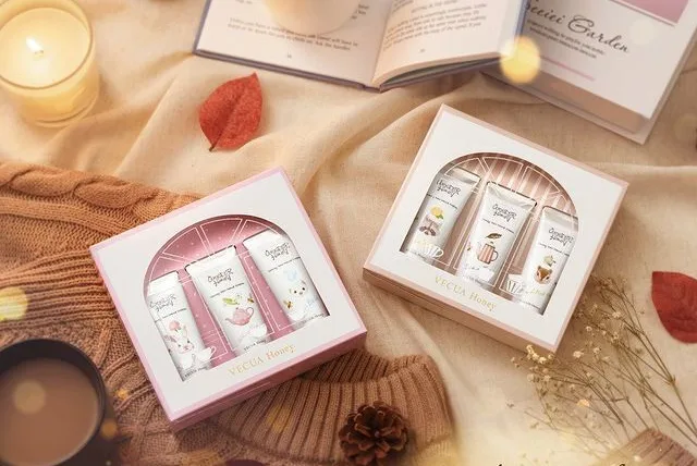 オータムギフトにぴったり！紅茶の香りのハンドクリームセット VECUA Honey／べキュアハニー「はちみつの森のハンドクリームギフト」