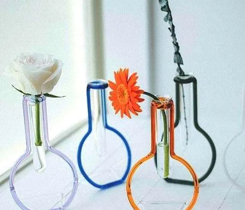 お花が引き立つ！フラスコ型の花瓶 ハリオサイエンス「ガラスベースフレーム」