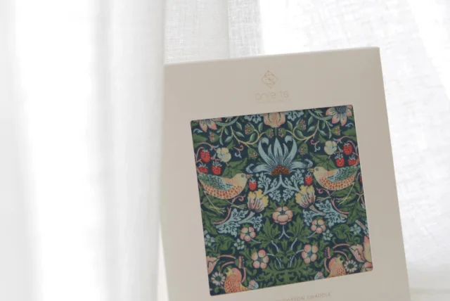 ウィリアム・モリスのおくるみを出産祝いに　Anliette／アンリエット「ウィリアム・モリスの花束スワドル」