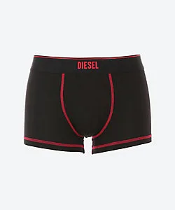 大胆なロゴプリントが魅力