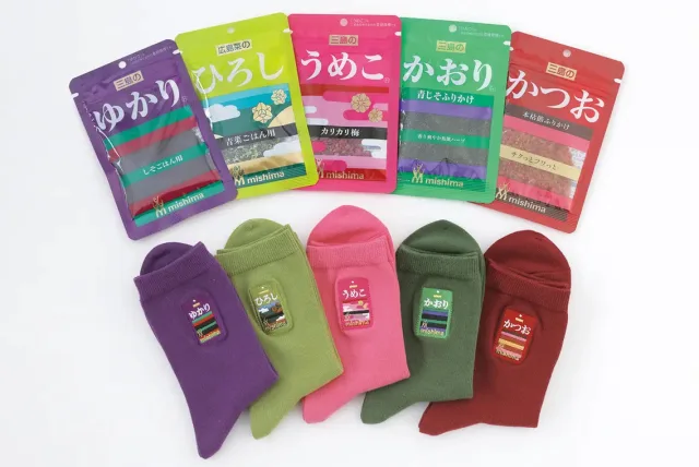 あの「ゆかり」がオシャレソックスに！ 靴下屋「三島食品コラボ刺繍ソックス」