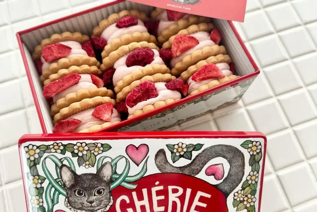 謎めいた猫が誘うビスキュイサンド CHÉRIE MAISON DU BISCUIT/シェリーメゾンドビスキュイ「CHÉRIE×ヒグチユウコスペシャル缶」