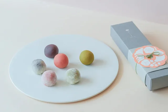 お母さんをとりこにするふわとろ食感！  あんこと「春の奏 もちあんこショコラ〈さくら・緑茶〉」