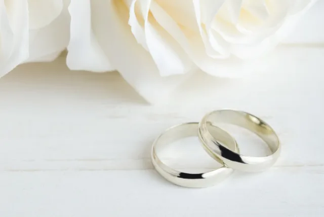 【銀婚式】結婚25周年プレゼントは豪華に！知らないと後悔する常識も