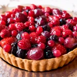 甘酸っぱいフルーツとサワークリームのタルト