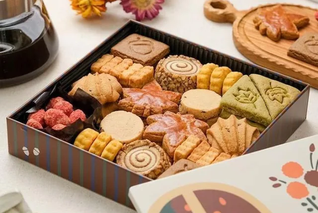 色づく秋に思いをはせて スナックミー「窓辺でのんびり 色づく秋のクッキー缶」