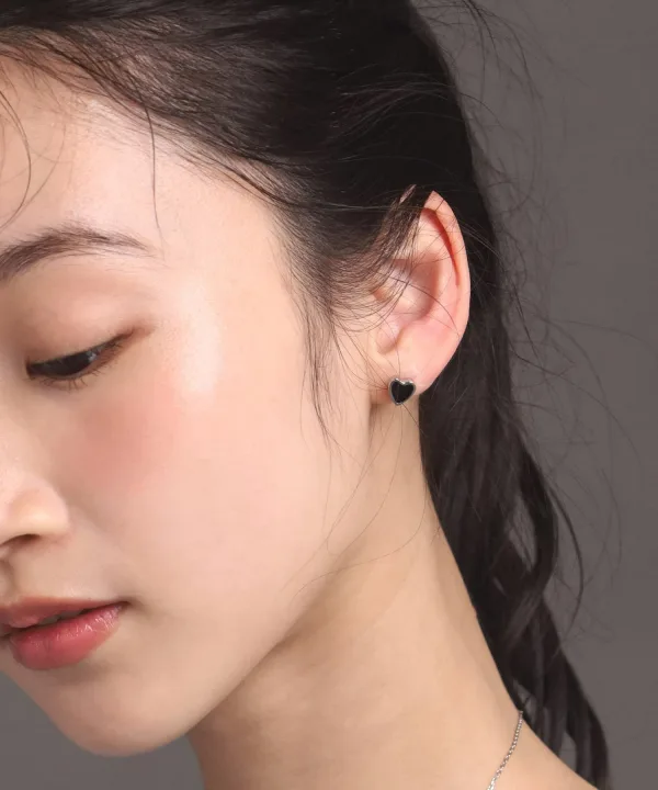 おしゃれな彼女も笑顔に「ハートピアス」