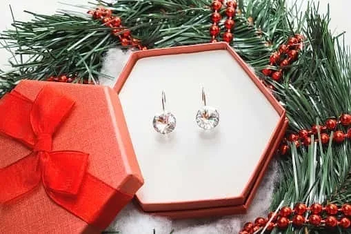 女性に贈るイヤリングのクリスマスプレゼント｜人気ブランドや個性派まで素敵な12選