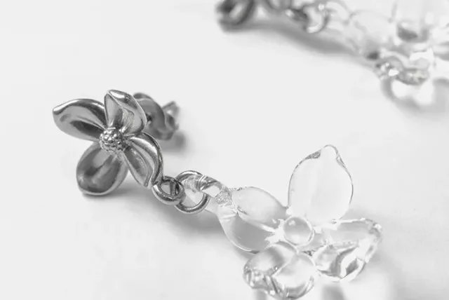 錫とガラスの繊細なハーモニー 能作 × HARIO Lampwork Factory「錫（すず）とガラスのコラボレーションアクセサリー」
