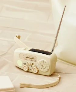 3COINS／スリーコインズ 手回し式スマホ充電ラジオライト／SOBANI