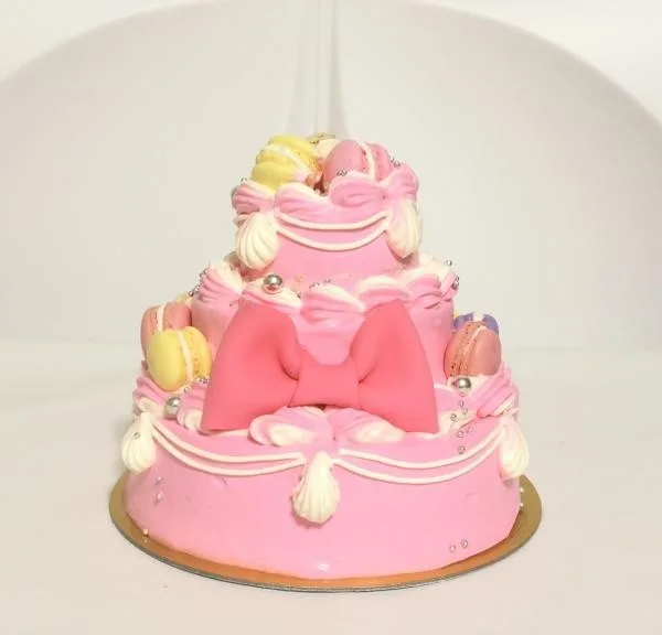カラフルなクリームを使った「豪華3段ケーキ」