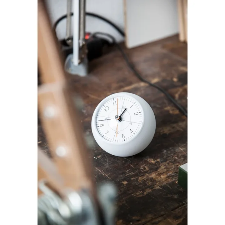 美しいフォルムに見とれてしまう「earth clock less」