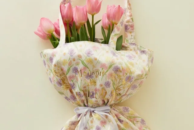 花束を可愛いトートに入れてプレゼント! Maison de FLEUR/メゾン ド フルール「Maison de FLEUR×日比谷花壇 Collection」