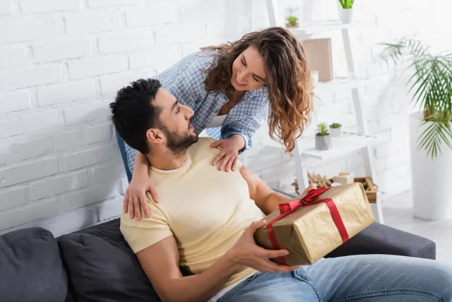 旦那さんへの結婚記念日プレゼント｜今年は何あげる？心から喜ばれる9選＆アイデア