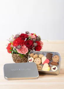 HitoHana／ひとはな DEAN & DELUCA アメリカンクッキー缶とバラとカーネーションのアレンジメント レッド S