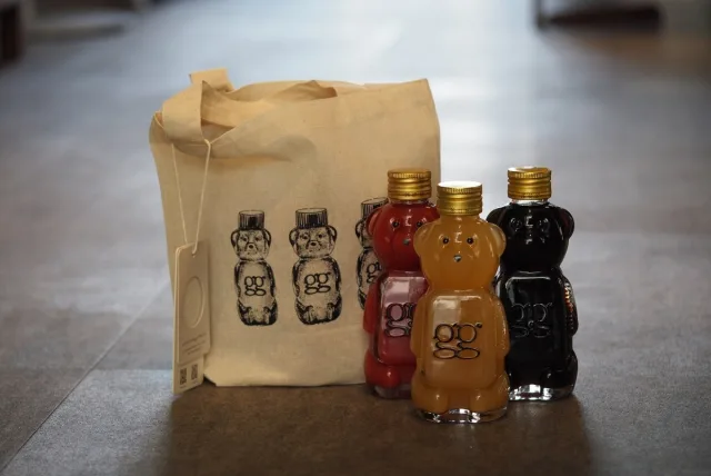 ジュースギフトは、キュートなくまボトル一択! COFFEE & BAR gg KURAMAE/コーヒーアンドバー ジーニー クラマエ ガラス製くまボトルジュース「Green Good Bear(グリーングッドベア)」