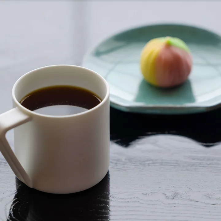 コーヒー2種と季節の生菓子が届く