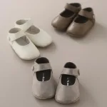 女の子には上品「ストラップシューズ」がお似合い