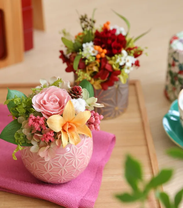 ころんとした花器が愛らしい