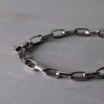 清潔な色気を感じさせるシルバーアクセ
