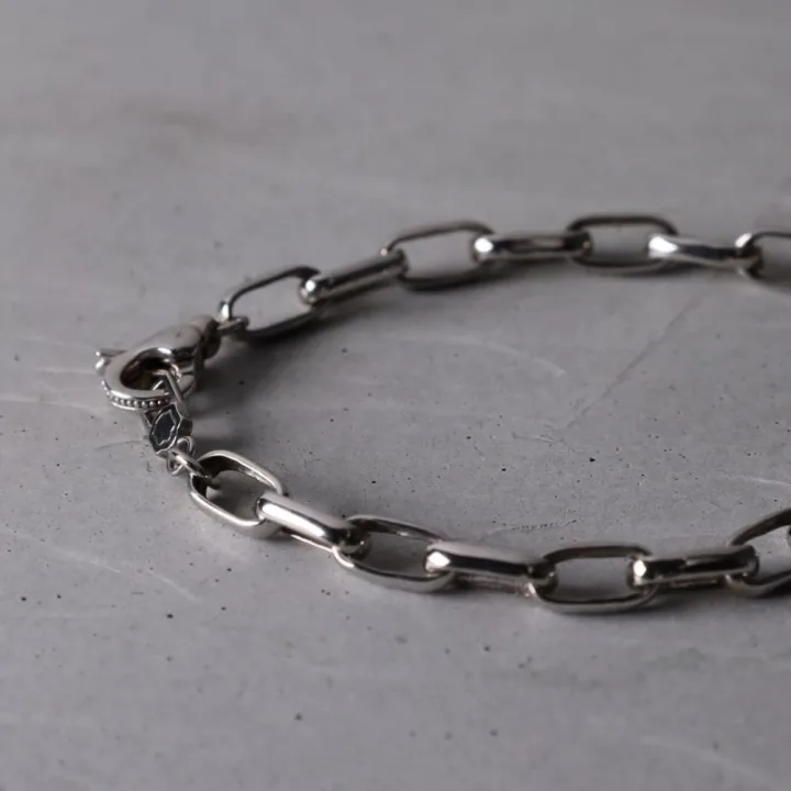 清潔な色気を感じさせるシルバーアクセ