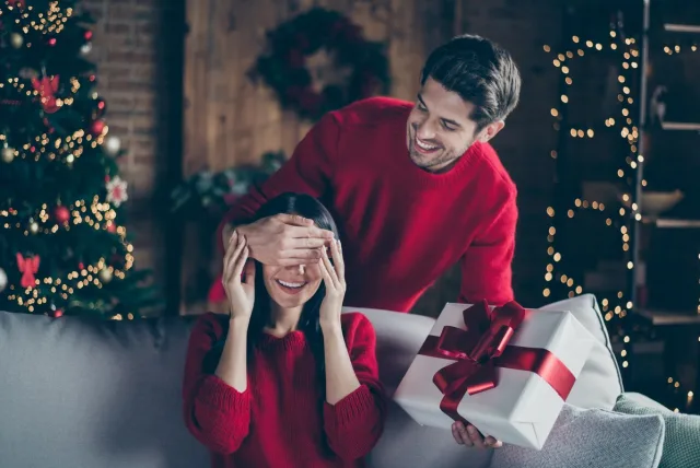 社会人の彼女にクリスマスプレゼント9選＋選び方や予算まで徹底解説