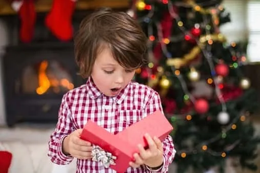 小学生の男の子がもらって喜ぶクリスマスプレゼント14選！スポーツもゲームもまとめて紹介