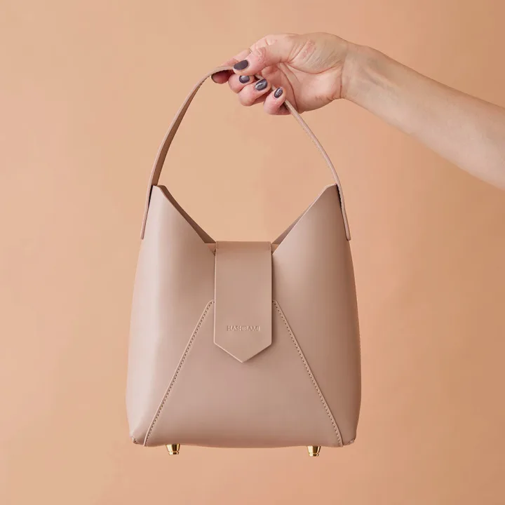 技ありデザインが大人っぽい!ワンハンドルバッグ