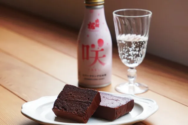 粋でスイートな大人のウインタープレゼント！ Dandelion Chocolate／ダンデライオン・チョコレート 出羽桜酒造 日本酒とガトーショコラのペアリングセット