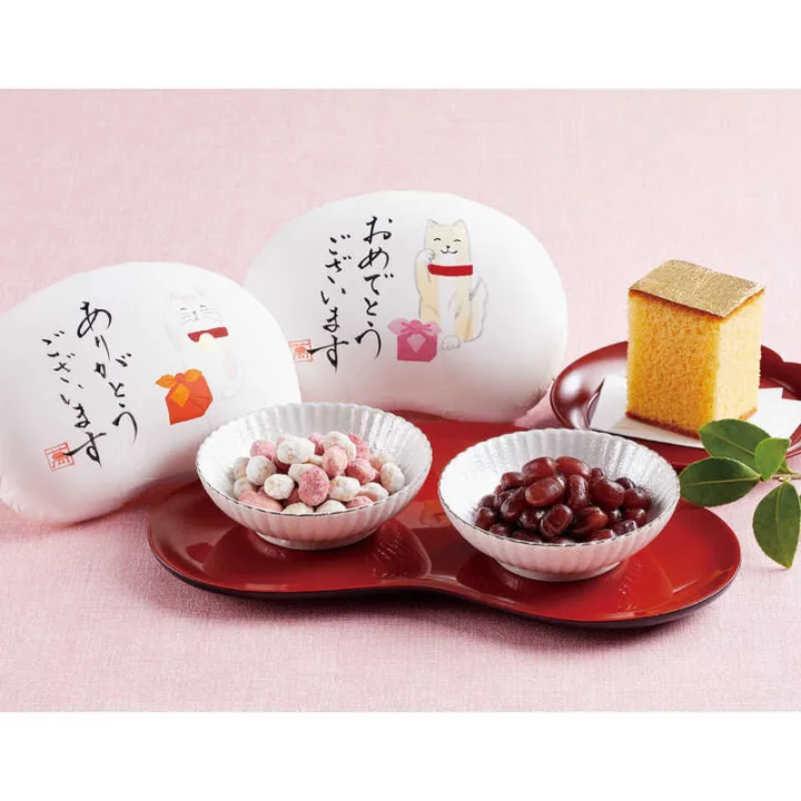 招き猫が福を招く”紅白豆”