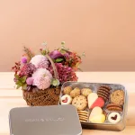 DEAN & DELUCA アメリカンクッキー缶と秋のアレンジメント マム ピンク S