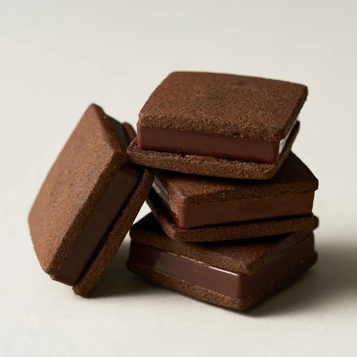 シェアして食べるのも楽しいチョコレートサンドクッキー
