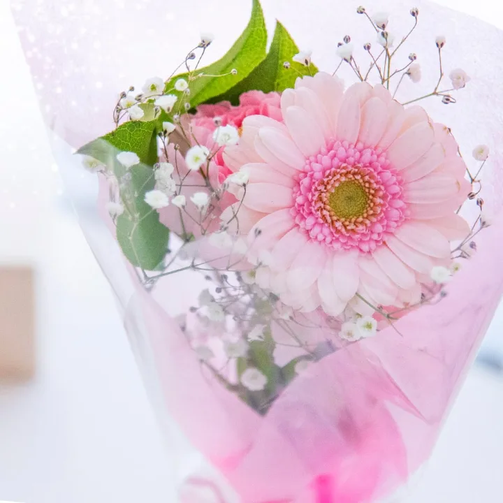 プレゼントに華やかさを添えるお花