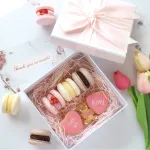 ピンクのアイシングクッキー付き
