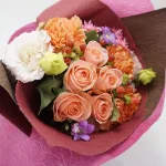 ５本のバラと季節のお花のリボンブーケ
