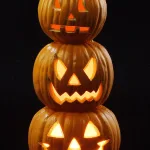 3つ並んだかぼちゃランタンが迫力満点！ハロウィンパーティーの主役にも