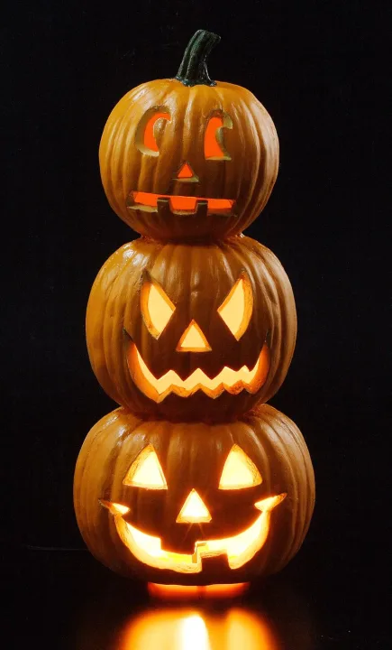 3つ並んだかぼちゃランタンが迫力満点！ハロウィンパーティーの主役にも