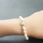 身につけるだけで心が洗われそう