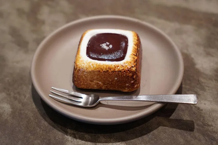 自家製ビッグマシュマロにチョコレートをIN