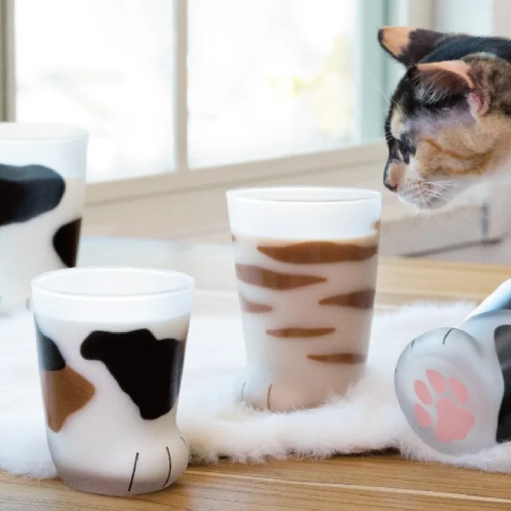 飲み終わるとかわいい肉球が!「ねこグラス」