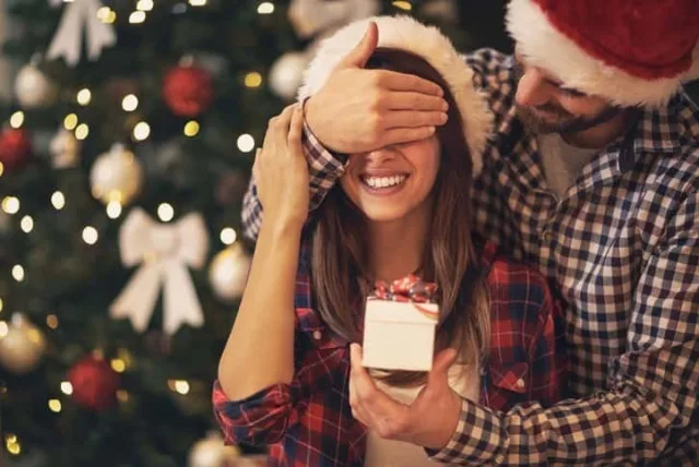 妻に贈るクリスマスプレゼント｜20代から50代の嫁を感動させるギフト16選