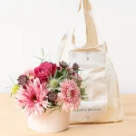 DEAN & DELUCA ショッピングバッグ ナチュラルと陽春のアレンジメント ガーベラとバラ ピンク カップアレンジメント