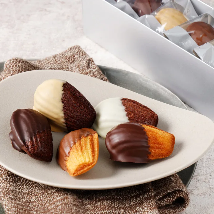 しっとりマドレーヌに濃厚チョコをディップ