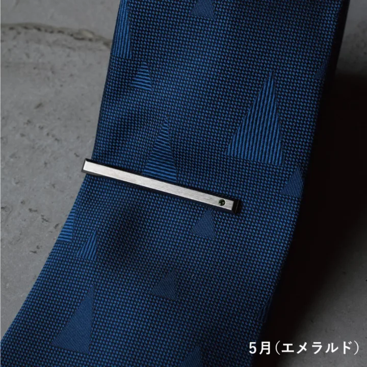繊細なのに存在感のあるネクタイピン