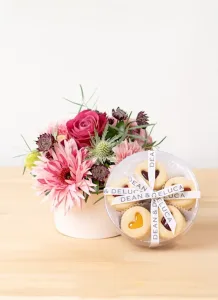 HitoHana／ひとはな DEAN & DELUCA ハートジャムサンドクッキーアソート10pcsと陽春のアレンジメント ガーベラとバラ ピンク カップアレンジメント