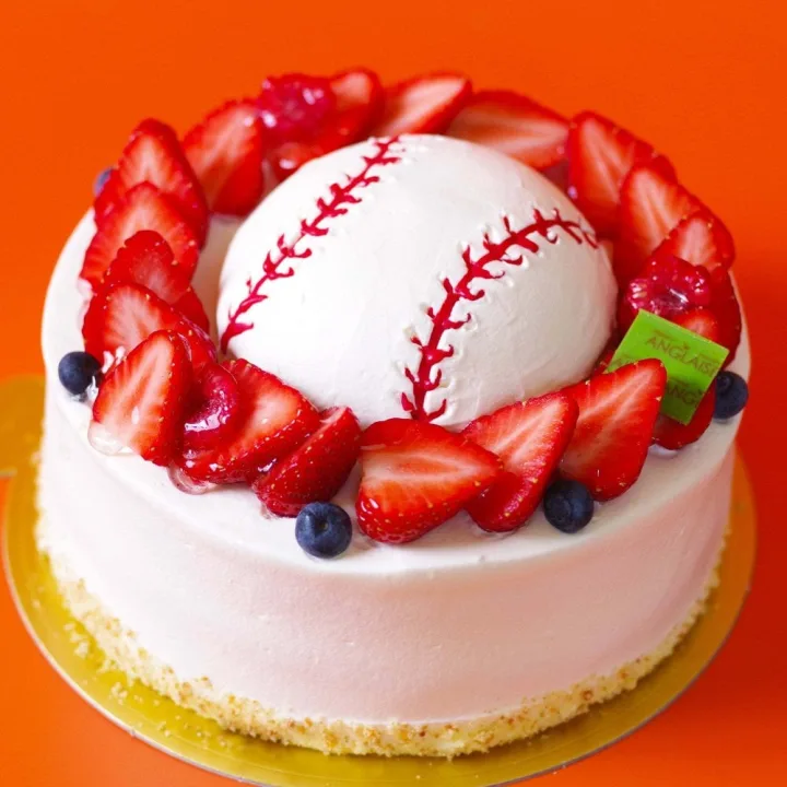 インパクト大!野球ボールモチーフのフルーツケーキ