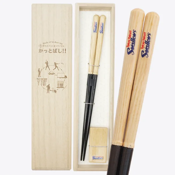 折れたバットで作られたロゴマーク入り箸