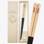 折れたバットで作られたロゴマーク入り箸