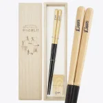 折れたバットで作られたロゴマーク入り箸