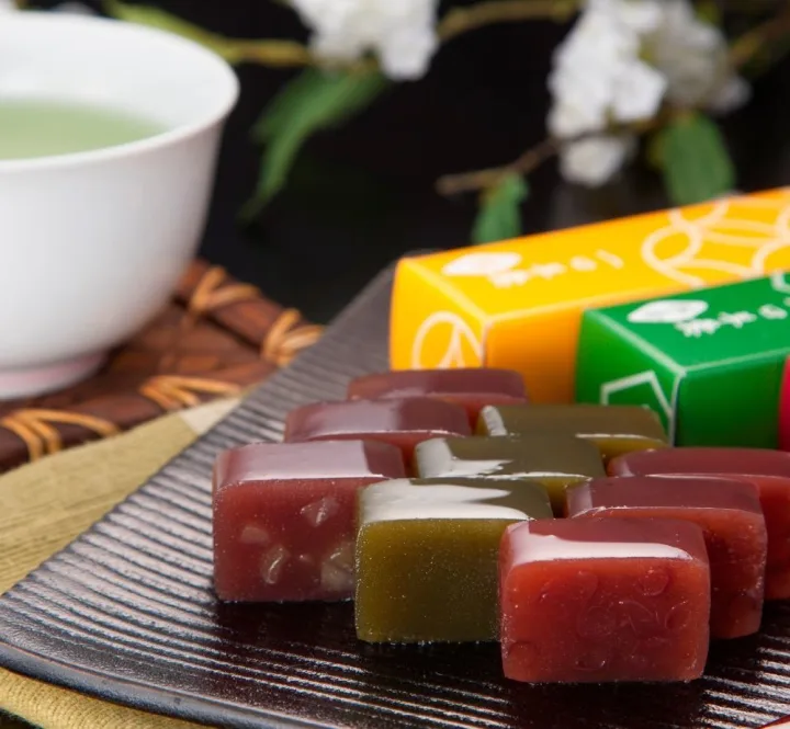 和菓子に欠かせない煎茶とともに